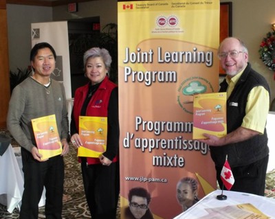 Doug Lee, Jennifer Ho et Marshall Jones ont occupé le kiosque du PAM