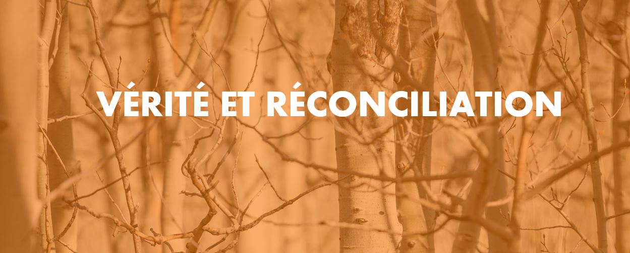 Vérité et réconciliation écrites sur un fond orange de bouleaux.