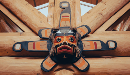 Sculpture en bois de style Salish du littoral représentant une personne portant un masque