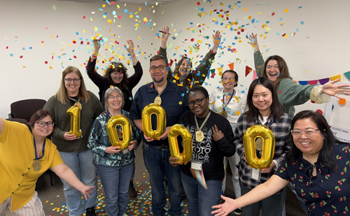 &Agrave; Agassiz, le groupe pose avec des ballons et des confettis. 