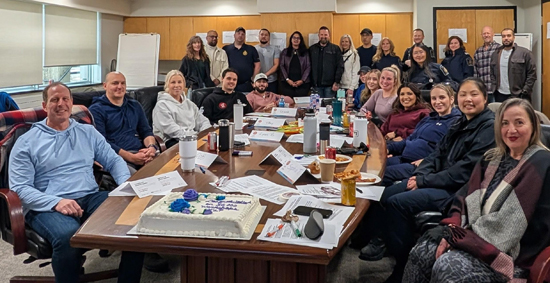 &Agrave; Fort Erie, les personnes participantes posent, assises et debout, autour d&rsquo;une table.