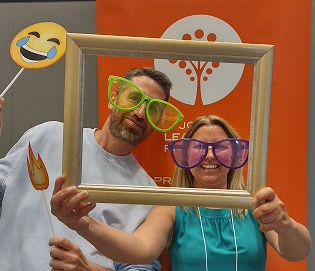 Deux membres du personnel du PAM s’amusent avec un cadre et des lunettes
