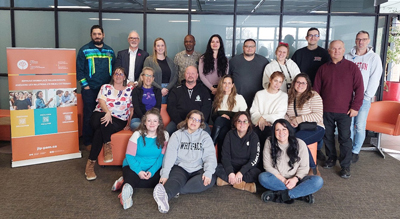 Photo de groupe des participant·es à la séance d’orientation, rassemblé·es et réparti·es en trois rangées, avec le sourire aux lèvres.