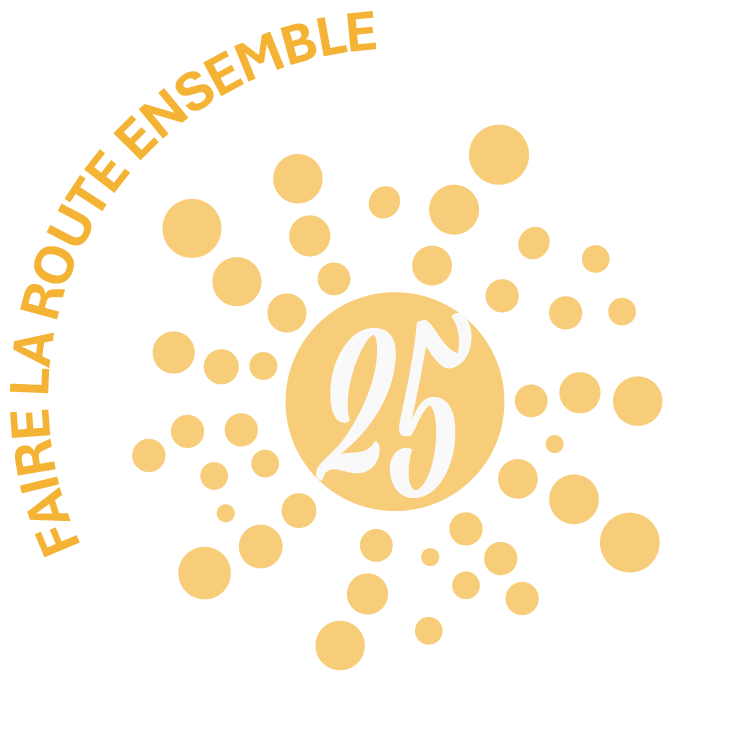 Le logo du 25e anniversaire du PAM, de couleur jaune, entour&eacute; de la mention &laquo; Faire la route ensemble &raquo;