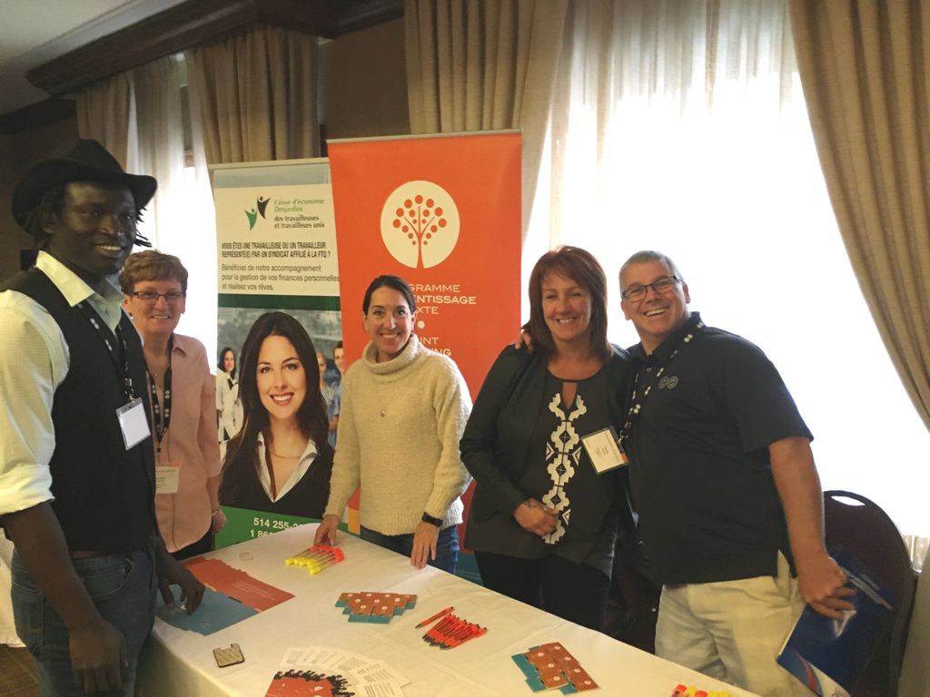 Les coordonnatrices régionales du Québec du Programme d’apprentissage mixte, Manon Bouchard et Vicky Champagne ont tenu un kiosque lors du Congrès triennal de l’AFPC-Québec